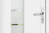 Portoncino di ingresso in PVC bianco con vetri di sicurezza.
