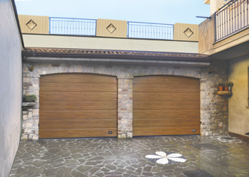 Portone sezionale in alluminio effetto legno.