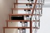 Scala auroportante composta da moduli in ferro con luci interne, gradini in legno, ringhiera in legno e alluminio.